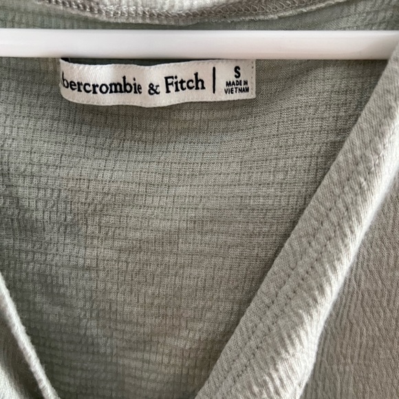 Abercrombie and fitch light green blouse size small - Picture 2 of 3